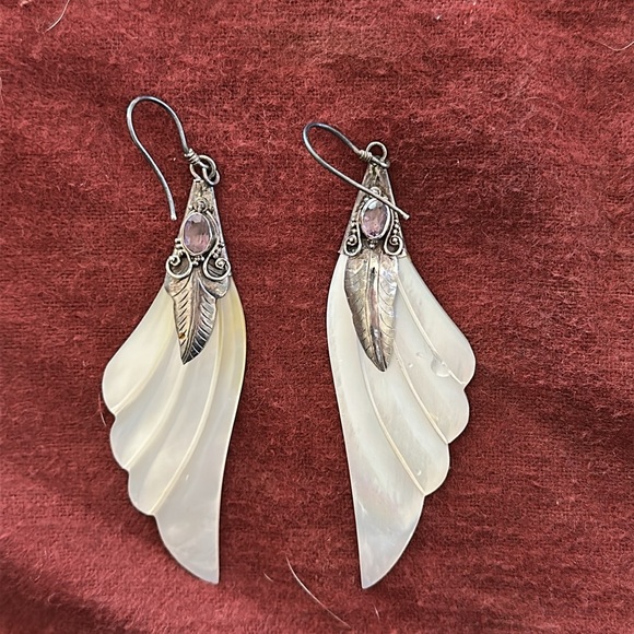 Two pairs of shell earrings. - Picture 3 of 8